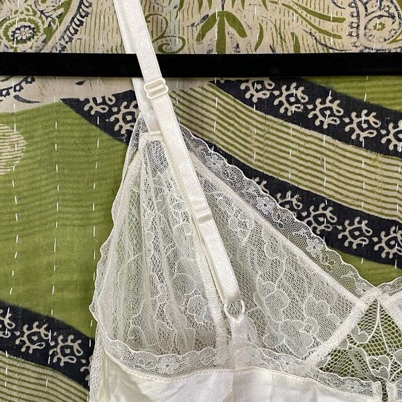 Vintage Y2K Victoria's Secret Ivory Silk/ Lace Sleeveless Blouse Size Medium - Picture 10 of 14